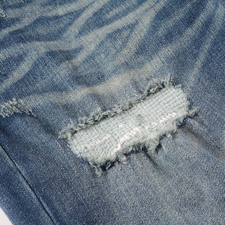 Jeans bleu délavé déchire avec patch en surpiqûre noir