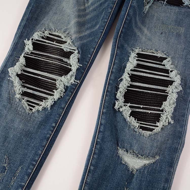 Jeans bleu délavé déchire avec patch en surpiqûre noir