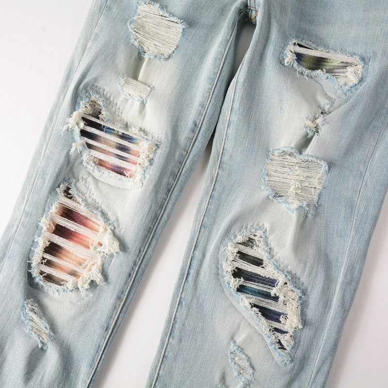 Jeans bleu clair déchire avec patch motif colore en surpiqure