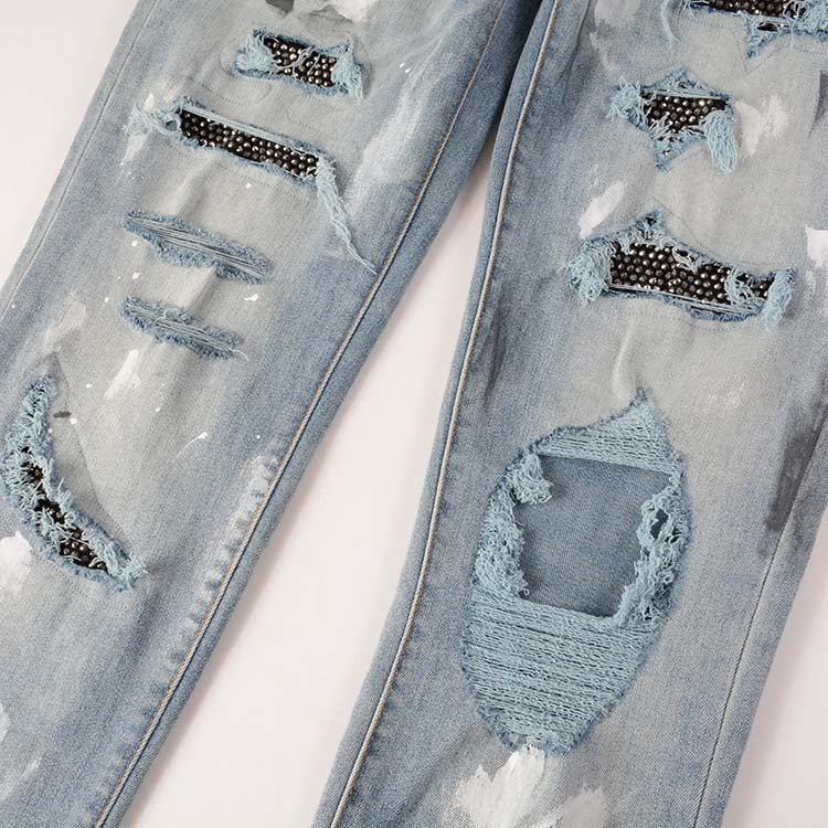 Jeans bleu déchire avec déchirure et éclat de peinture