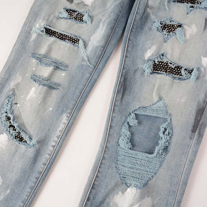 Jeans bleu déchire avec déchirure et éclat de peinture