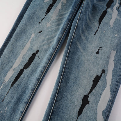 Jeans bleu avec trait de peinture