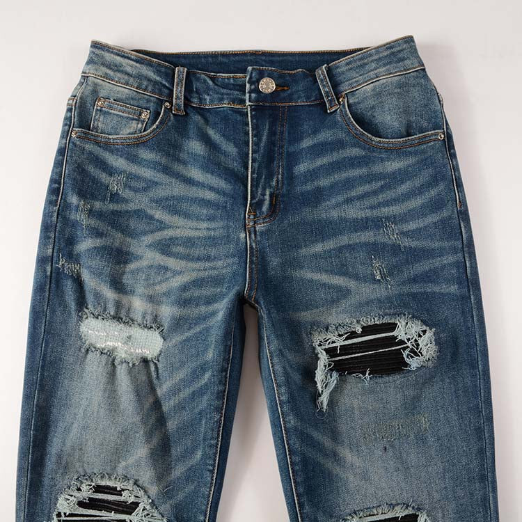 Jeans bleu délavé déchire avec patch en surpiqûre noir