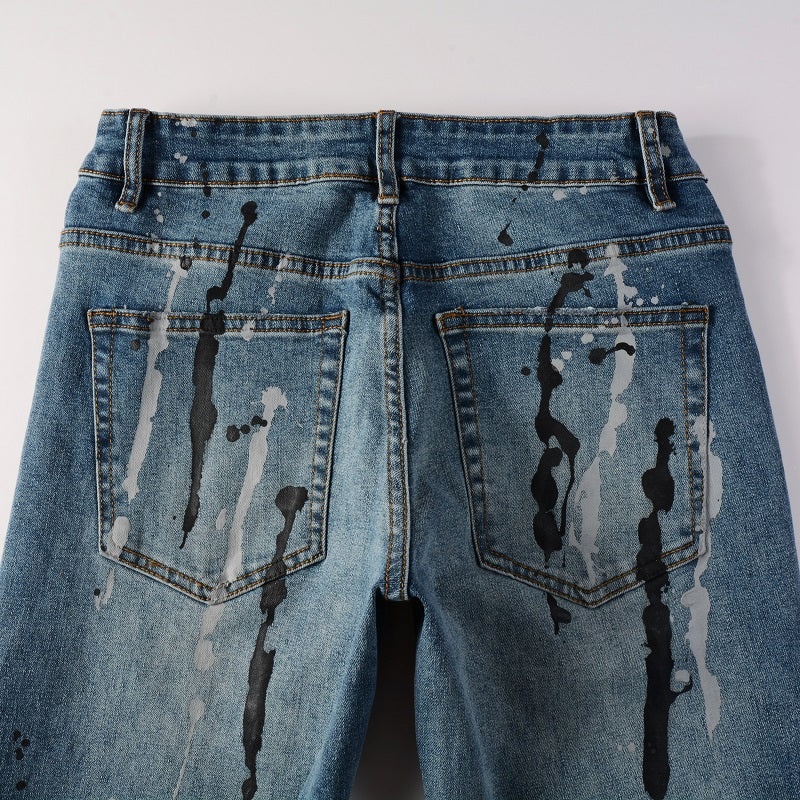 Jeans bleu avec trait de peinture