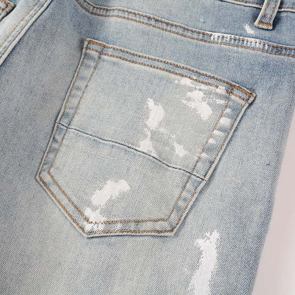 Jeans bleu déchire avec déchirure et éclat de peinture