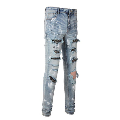 Jeans bleu déchire avec déchirure et éclat de peinture