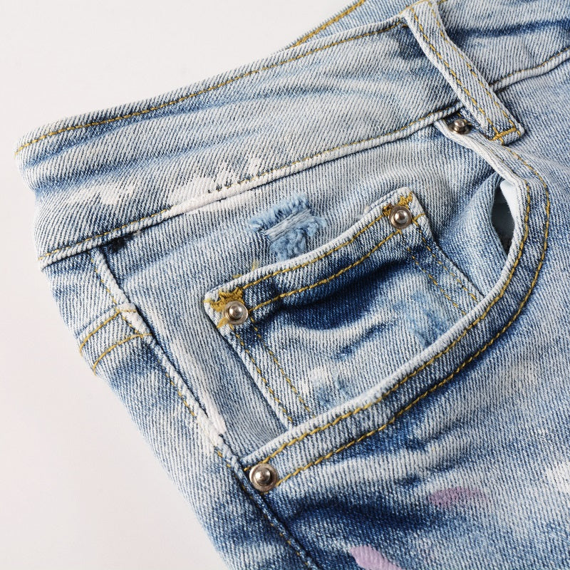 Jeans bleu avec trace de peinture