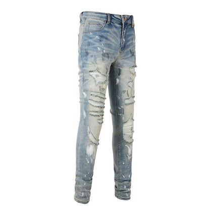 Jeans bleu délavé déchire avec trace de peinture