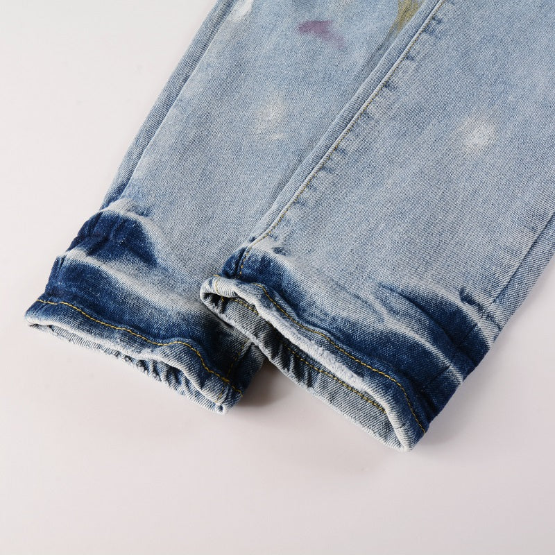 Jeans bleu avec trace de peinture