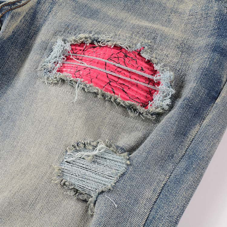 Jeans bleu délavé déchire avec patch rose surpiqûre