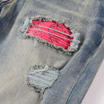 Jeans bleu délavé déchire avec patch rose surpiqûre