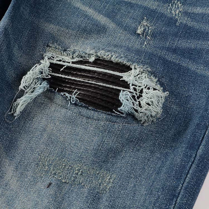 Jeans bleu délavé déchire avec patch en surpiqûre noir