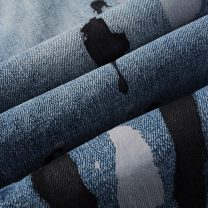 Jeans bleu avec trait de peinture