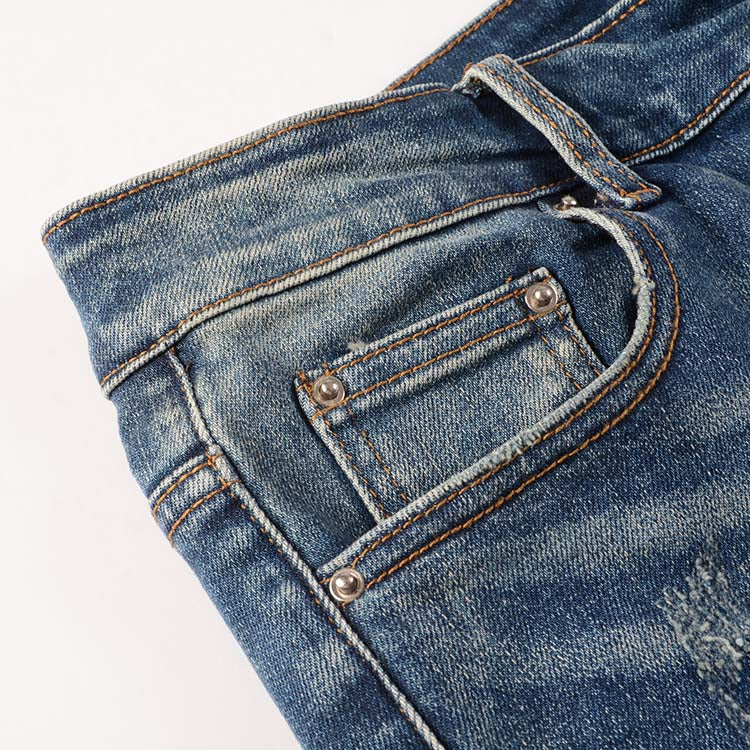 Jeans bleu délavé déchire avec patch en surpiqûre noir