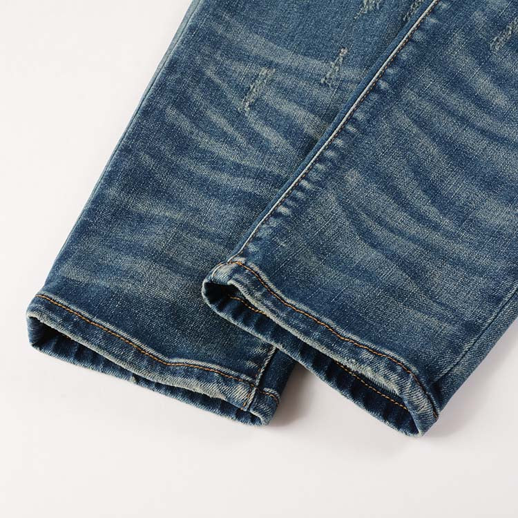 Jeans bleu délavé déchire avec patch en surpiqûre noir