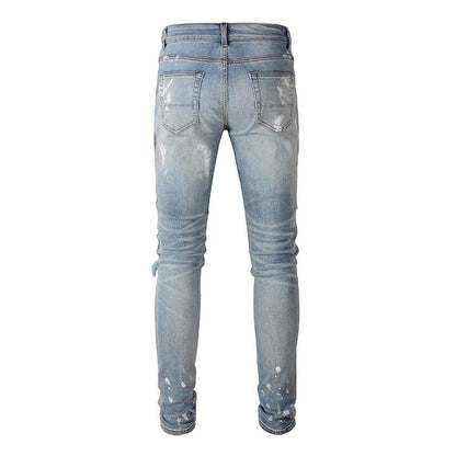 Jeans bleu déchire avec déchirure et éclat de peinture