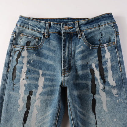 Jeans bleu avec trait de peinture