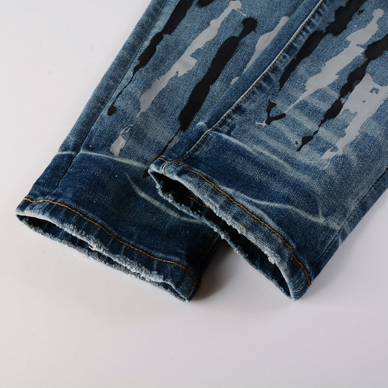 Jeans bleu avec trait de peinture