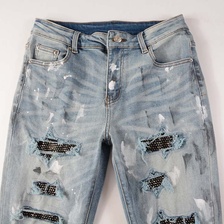 Jeans bleu déchire avec déchirure et éclat de peinture