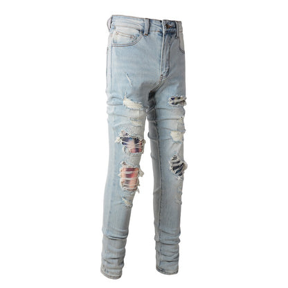 Jeans bleu clair déchire avec patch motif colore en surpiqure