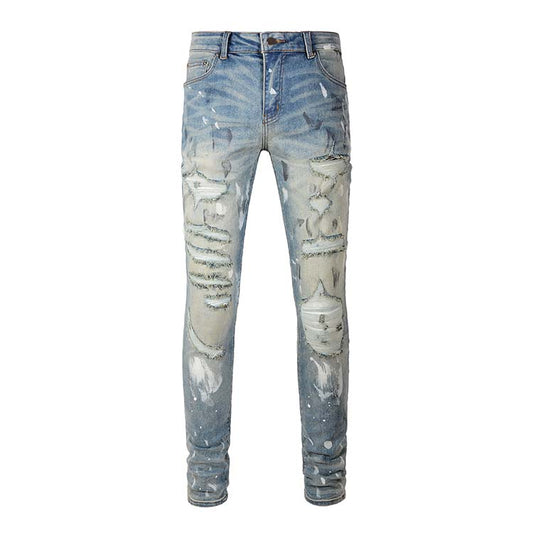 Jeans bleu délavé déchire avec trace de peinture