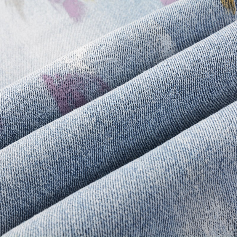 Jeans bleu avec trace de peinture