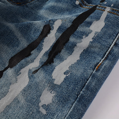 Jeans bleu avec trait de peinture